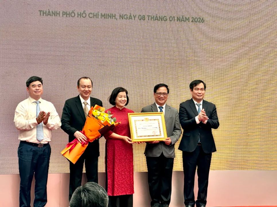 Đồng chí Phan Xuân Thủy (phải) và đồng chí Phạm Minh Tuấn (trái) trao Bằng khen của Ban Tuyên giáo và Dân vận Trung ương cho Đường sách TPHCM. Ảnh: HỒ SƠN