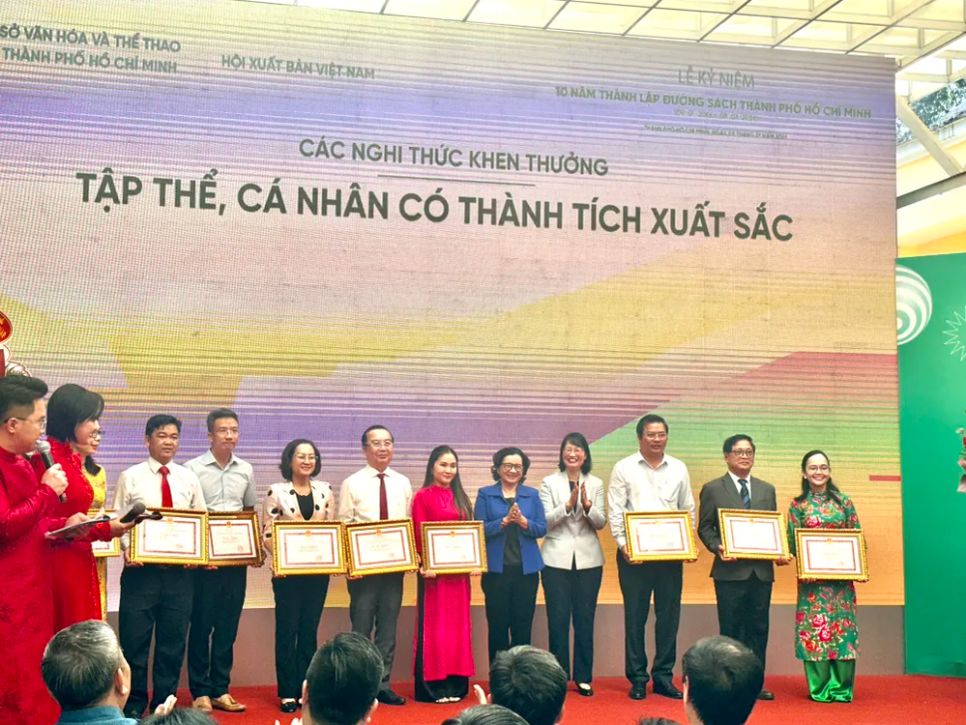 Đồng chí Thân Thị Thư và đồng chí Trần Thị Diệu Thúy trao Bằng khen của UBND TPHCM cho đại diện các tập thể. Ảnh: HỒ SƠN