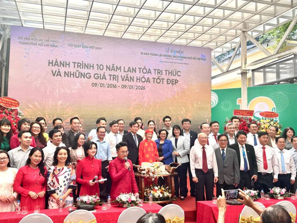 Nhà nghiên cứu Nguyễn Đình Tư cùng các đại biểu và quan khách chụp ảnh lưu niệm tại buổi lễ. Ảnh: HỒ SƠN