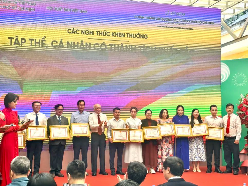 Trao Bằng khen cho các cá nhân có nhiều đóng góp cho Đường sách TPHCM. Ảnh: HỒ SƠN