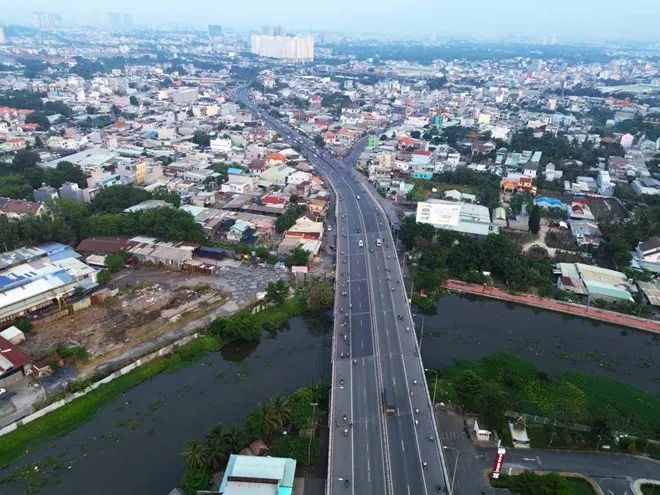 Đẩy nhanh tiến độ triển khai 4 dự án BOT cửa ngõ thành phố. Ảnh: QUỐC HÙNG