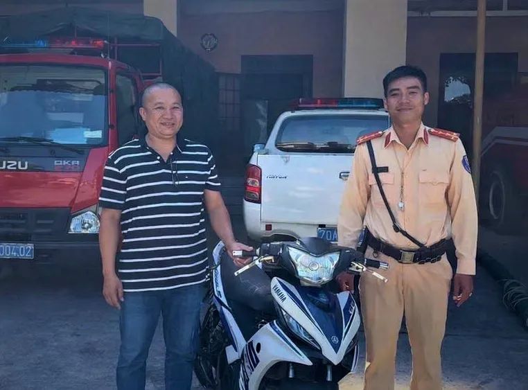 Lực lượng chức năng trao trả xe máy cho ông Bùi Sĩ Phú Lực lượng chức năng trao trả xe máy cho ông Bùi Sĩ Phú