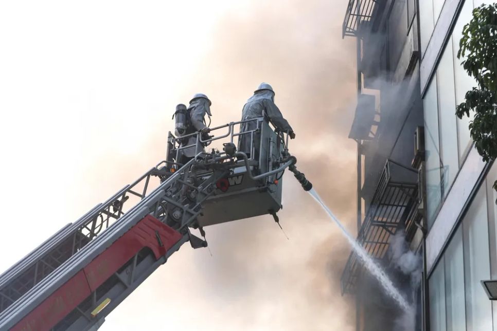 Lực lượng chức năng dùng xe thang để dập lửa vụ cháy. Ảnh: TIẾN CƯỜNG