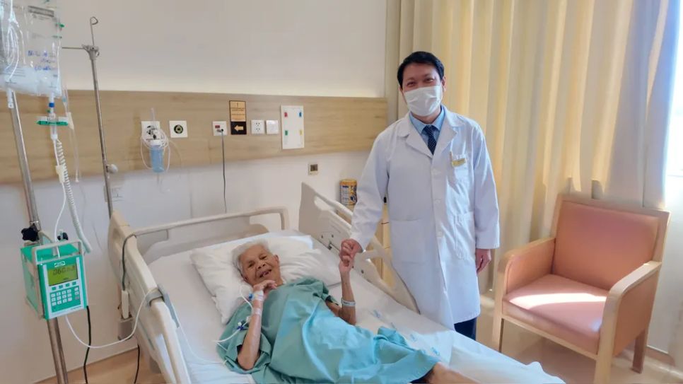 Bác sĩ Khôi kiểm tra sức khỏe cho cụ bà sau ca phẫu thuật