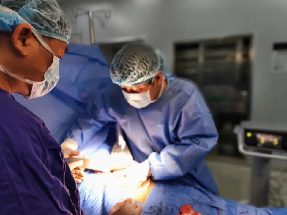 Ê-kíp bác sĩ Bệnh viện Đa khoa Vinmec Nha Trang phẫu thuật cắt bán phần dạ dày cho cụ bà