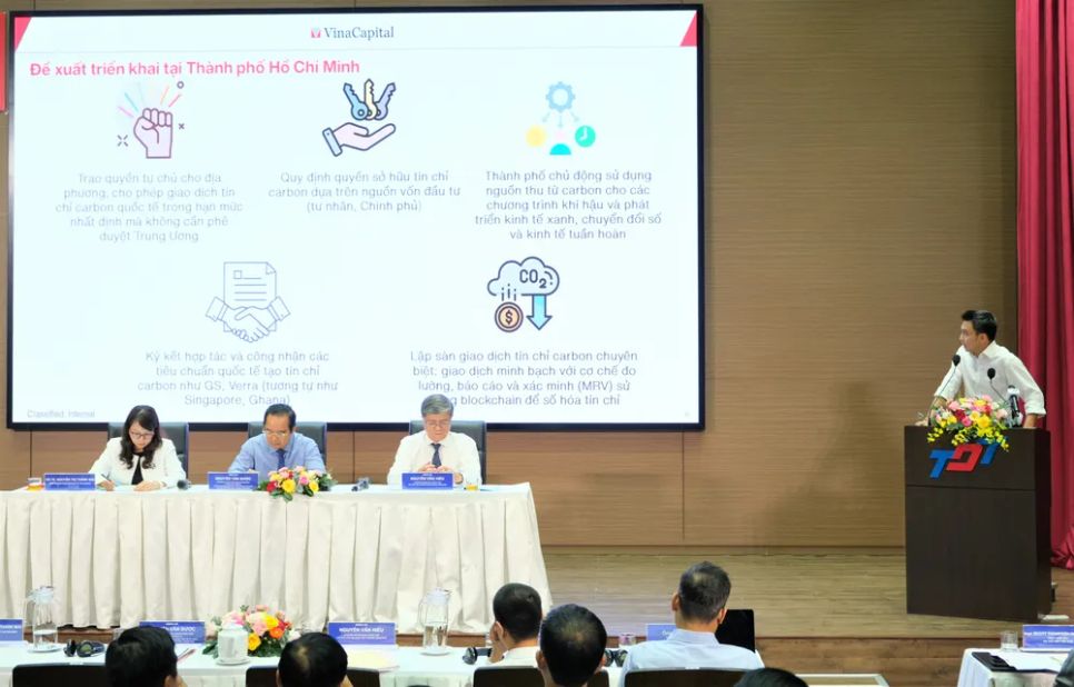 Đại biểu trình bày tham luận tại hội nghị. Ảnh: THANH HÙNG