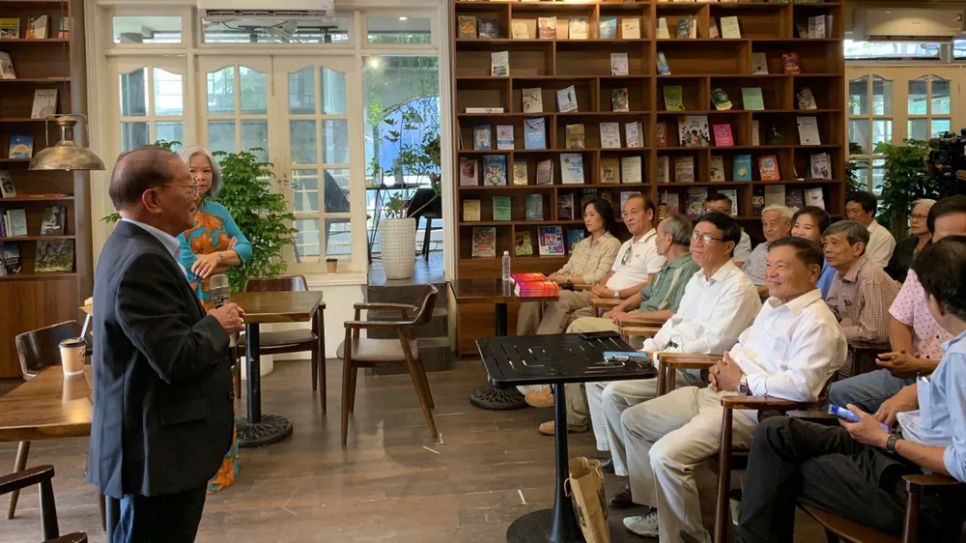 Tác giả Trần Ngọc Châu tại chương trình ra mắt ấn phẩm Nghịch lý tuổi già