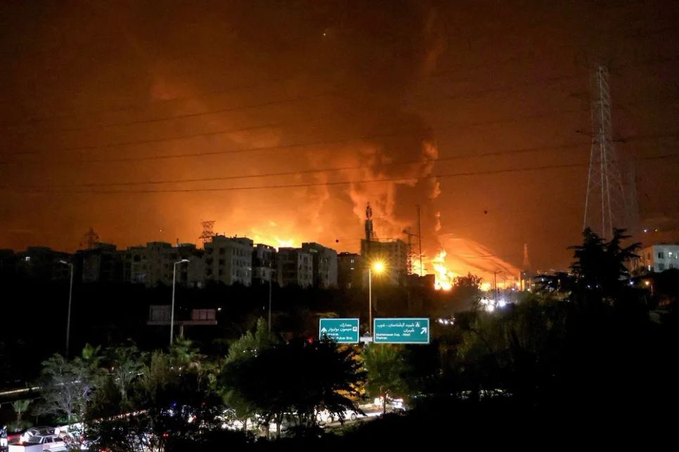 Khói lửa bốc lên từ một cơ sở khai thác dầu ở quận Shahran, thủ đô Tehran (Iran) sau khi trúng không kích của Israel hôm 12/6/2025. Ảnh: Anadolu Agency/TTXVN