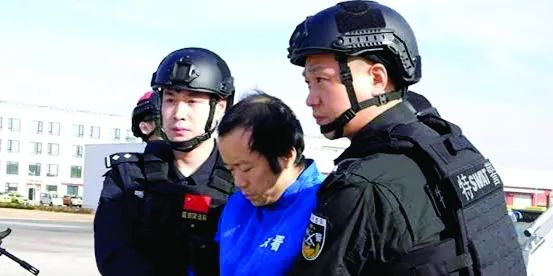 Lực lượng an ninh Trung Quốc áp giải Chen Zhi (Trần Chí) về nước (Nguồn: BCA Trung Quốc) Lực lượng an ninh Trung Quốc áp giải Chen Zhi (Trần Chí) về nước (Nguồn: BCA Trung Quốc)