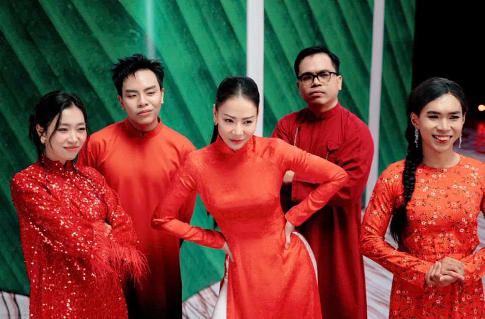 68 nghệ sĩ Việt “hội ngộ” trong MV tết của Trúc Nhân