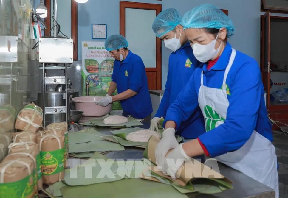 Giò chả Vạn Xuân Tân Ước sản xuất theo phương pháp truyền thống, mỗi ngày khoảng 200 kg. Dịp cuối năm, cơ sở liên kết các hộ làng nghề, nâng sản lượng lên khoảng 1 tấn/ngày nhưng vẫn bảo đảm chất lượng và an toàn thực phẩm theo tiêu chuẩn OCOP. Ảnh: Phan Phương – TTXVN