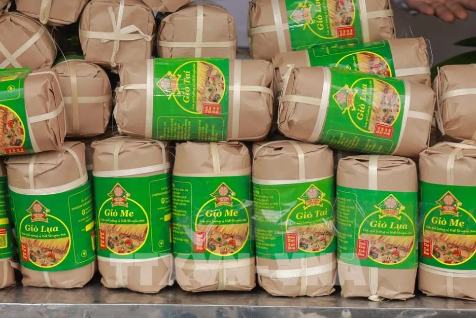 Ngày nay dù còn ít hộ làm nghề giò chả nhưng không vì thế mà bị mai một. Người dân làng nghề đã bảo tồn và phát huy nghề theo cách riêng của mình. Ảnh: Phan Phương – TTXVN