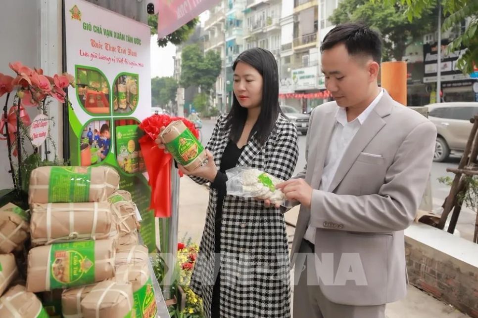 Sản phẩm giò chả Vạn Xuân Tân Ước nhiều năm liền đạt chuẩn OCOP, thu hút sự quan tâm và lựa chọn của người tiêu dùng. Ảnh: Phan Phương – TTXVN
