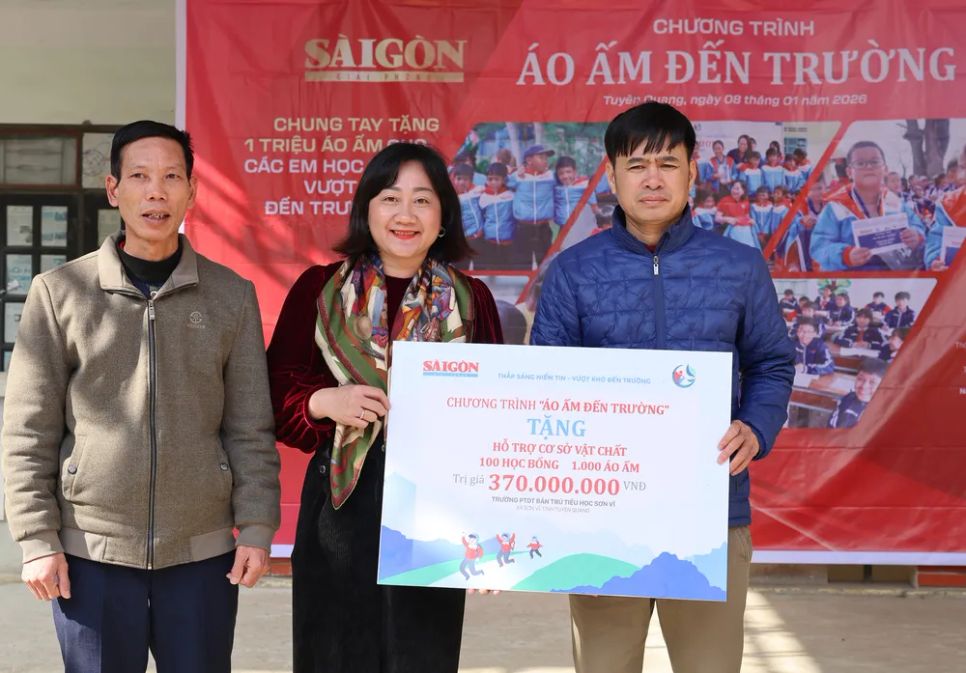 Bà Bùi Thị Hồng Sương, Phó Tổng Biên tập Báo SGGP, trao biểu trưng tặng, hỗ trợ cơ sở vật chất trị giá 370 triệu đồng tới Trường Phổ thông dân tộc bán trú Tiểu học Sơn Vĩ, xã Sơn Vĩ, tỉnh Tuyên Quang, sáng 8-1. ẢNH: QUANG PHÚC
