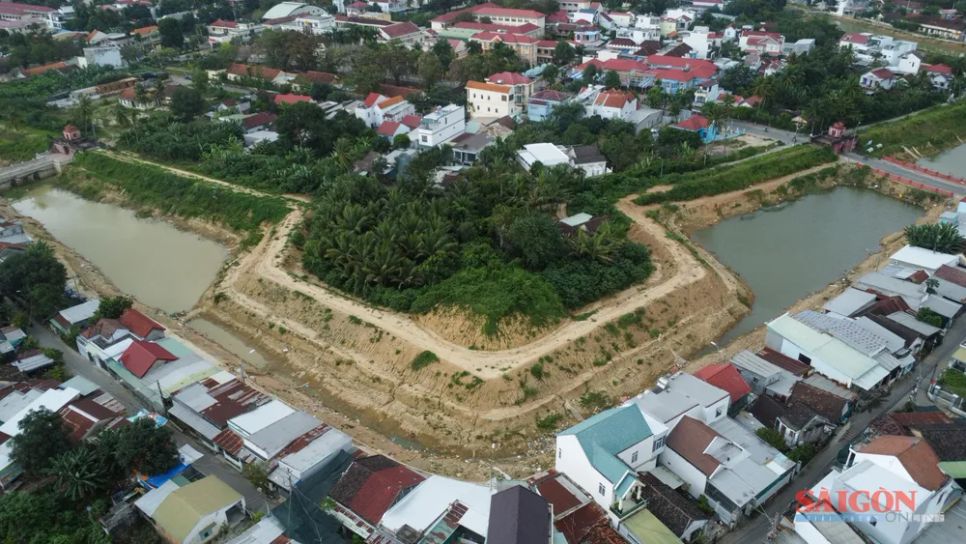 Các cạnh tường thành đắp đất cao khoảng 3,5m, mặt ngoài hơi dựng đứng; mặt trong thoải, được đắp thành hai bậc, tạo đường vận chuyển thuận lợi ven thành