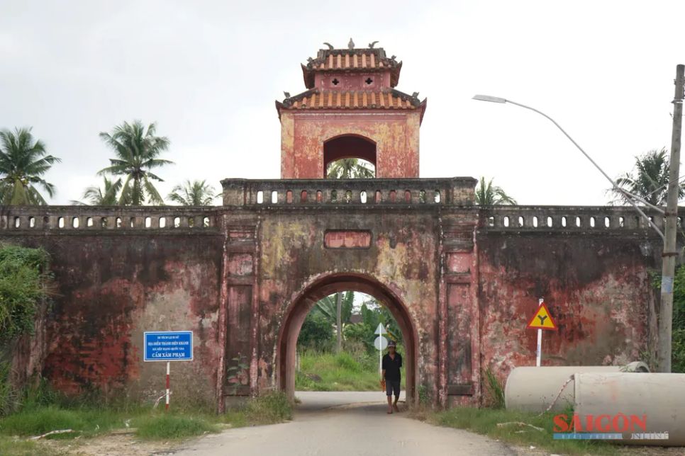 Thành Diên Khánh được Chúa Nguyễn cho xây dựng năm 1793, có diện tích khoảng 3,6ha, chu vi hơn 2.600m, tường thành cao trên 3,5m, tạo hình lục giác với các cạnh không đều nhau; công trình mang kiến trúc Vauban – kiểu thành quân sự phổ biến ở Tây Âu vào thế kỷ XVII