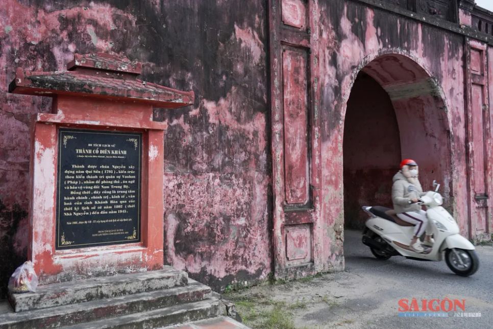 Thành Diên Khánh từng là trung tâm kinh tế, chính trị, văn hóa của tỉnh Khánh Hòa giai đoạn 1802 – đầu năm 1945; năm 1988 được xếp hạng di tích lịch sử – văn hóa cấp quốc gia. Thành có kết cấu phòng thủ kiểu phương Tây, song các vọng lâu và công trình bên trong vẫn mang đậm phong cách kiến trúc truyền thống thời Nguyễn. Theo tư liệu, thành có 6 cổng, hiện còn 4 cổng gồm Đông, Tây, Tiền (Nam) và Hậu (Bắc)