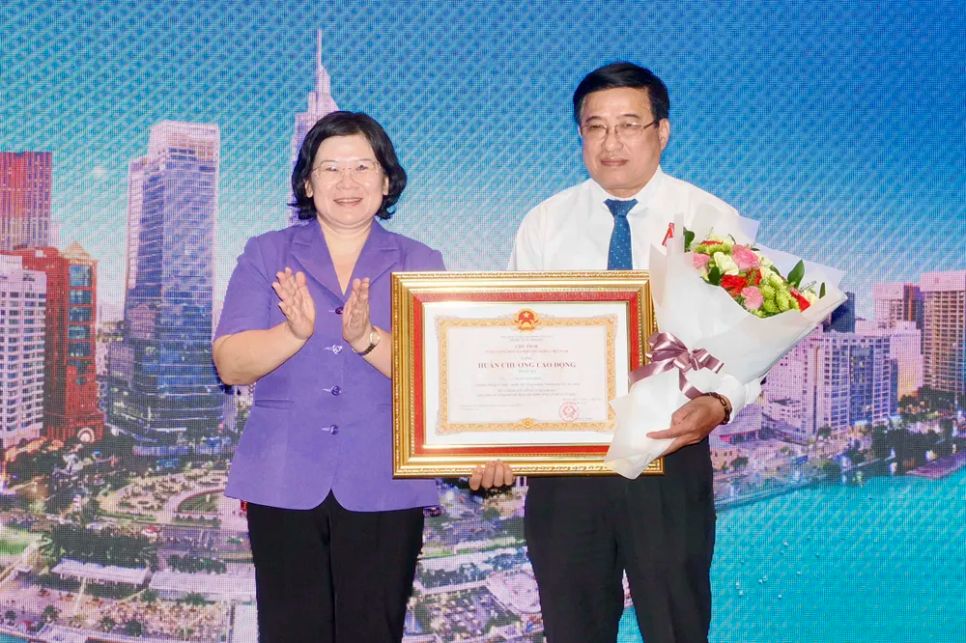 Thừa ủy quyền của Chủ tịch nước, Phó Bí thư Thành ủy TPHCM Văn Thị Bạch Tuyết trao tặng Huân chương Lao động hạng Ba cho ông Trần Văn Hòa, Giám đốc <span style=