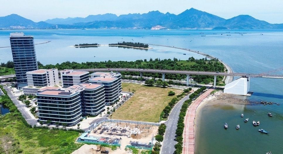 Trụ sở trung tâm tài chính quốc tế Việt Nam tại Đà Nẵng đặt tại Khu Công viên Phần mềm số 2, dưới chân cầu Thuận Phước