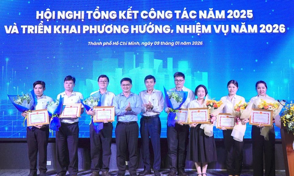 Đồng chí Nguyễn Mạnh Cường, Phó Chủ tịch UBND TPHCM (thứ 4 từ trái vào) trao <span style=