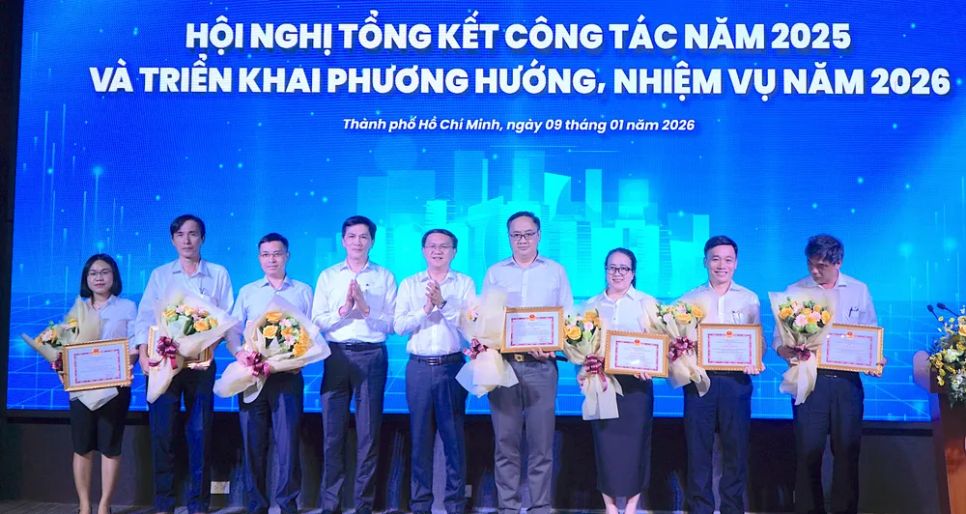 Giám đốc Sở KH-CN TPHCM Lâm Đình Thắng (thứ 5 từ phải vào) trao <span style=