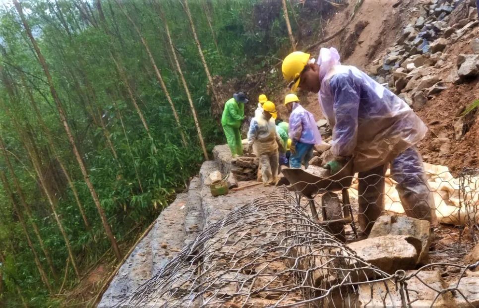 Chạy đua thông các tuyến độc đạo miền Trung