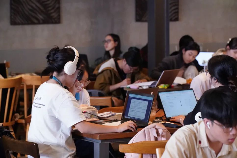 Các bạn trẻ làm việc trực tuyến ở một quán cà phê tại TPHCM . Ảnh: HOÀNG HÙNG Các bạn trẻ làm việc trực tuyến ở một quán cà phê tại TPHCM . Ảnh: HOÀNG HÙNG