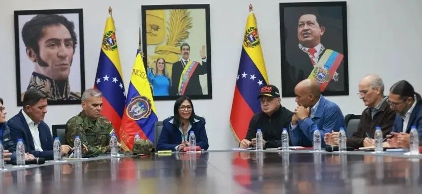 Tổng thống lâm thời Venezuela Delcy Rodríguez (giữa) trong một cuộc họp. Ảnh: CNN Tổng thống lâm thời Venezuela Delcy Rodríguez (giữa) trong một cuộc họp. Ảnh: CNN