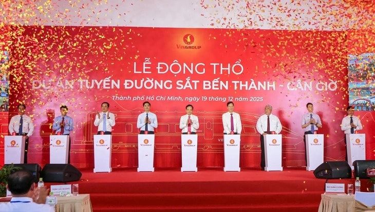 Bí thư Thành ủy TP.HCM Trần Lưu Quang cùng các đại biểu thực hiện nghi thức động thổ dự án tuyến đường sắt Bến Thành - Cần Giờ. Ảnh: Châu Tuấn