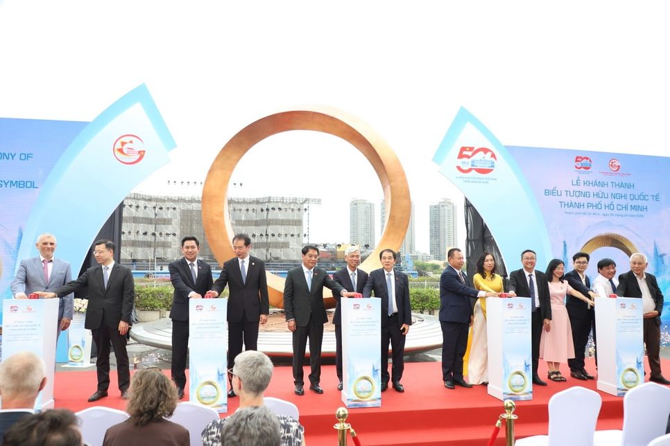 Lãnh đạo Bộ Ngoại giao, TP.HCM cùng đại diện các địa phương kết nghĩa với thành phố thực hiện nghi thức khánh thành Biểu tượng Hữu nghị tại công viên Bến Bạch Đằng. Ảnh: Ngô Tùng