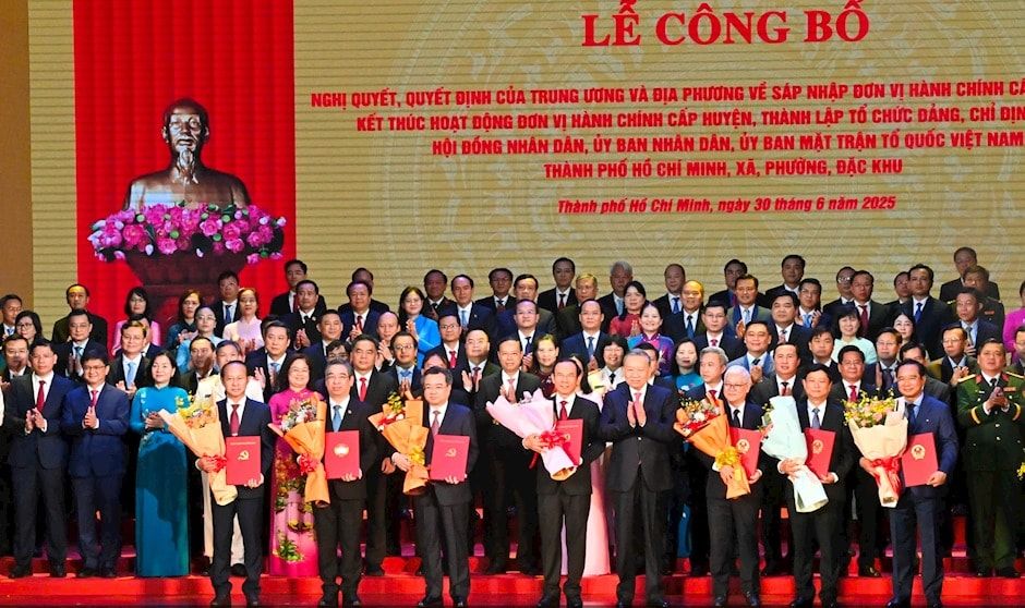 Tổng Bí thư Tô Lâm trao Quyết định của Bộ Chính trị về chỉ định Ban Chấp hành Đảng bộ TP.HCM (mới) và Ban Thường vụ Thành ủy TP.HCM (mới), nhiệm kỳ 2020 - 2025. Ảnh: SGGP