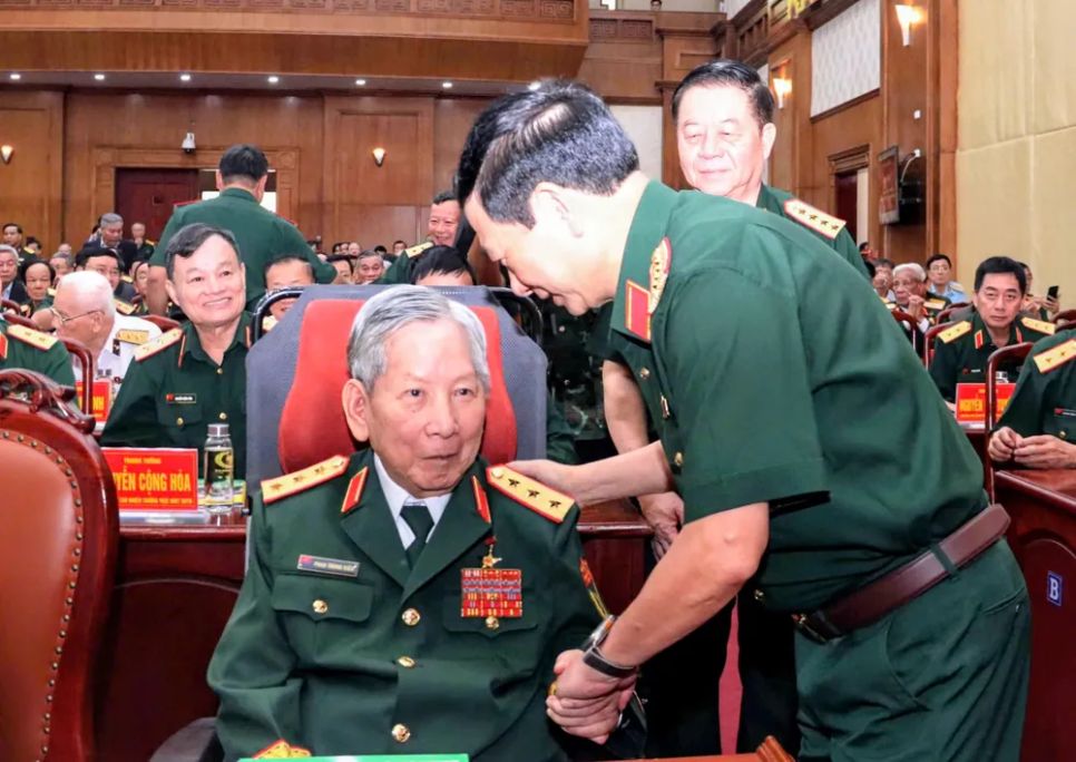Đại tướng Phan Văn Giang và Đại tướng Nguyễn Trọng Nghĩa thăm hỏi Thượng tướng Phan Trung Kiên, nguyên Thứ trưởng Bộ Quốc phòng