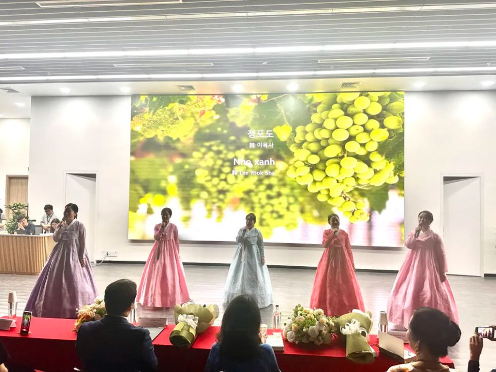 Các nghệ sĩ của Hiệp hội Ngâm thơ Gyeongbuk (Hàn Quốc) trình diễn ngâm thơ tại chương trình. Ảnh: HỒ SƠN Các nghệ sĩ của Hiệp hội Ngâm thơ Gyeongbuk (Hàn Quốc) trình diễn ngâm thơ tại chương trình. Ảnh: HỒ SƠN