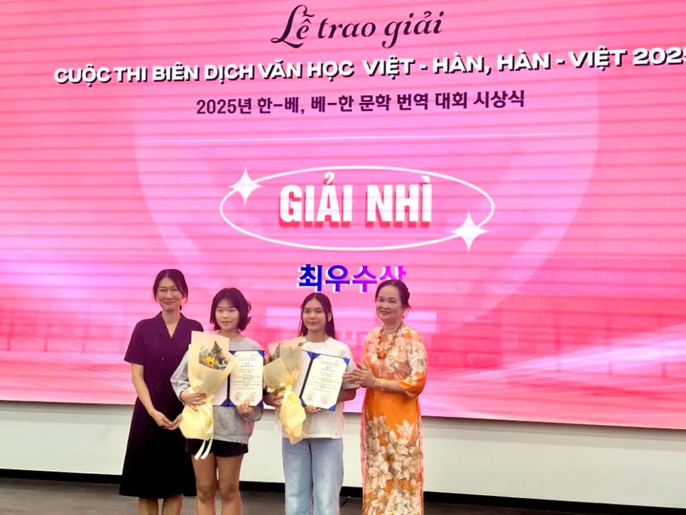 Nhà văn Bích Ngân (phải) cùng đại diện Ban tổ chức trao giấy chứng nhận cho các thí sinh đạt giải nhì. Ảnh: HỒ SƠN Nhà văn Bích Ngân (phải) cùng đại diện Ban tổ chức trao giấy chứng nhận cho các thí sinh đạt giải nhì. Ảnh: HỒ SƠN