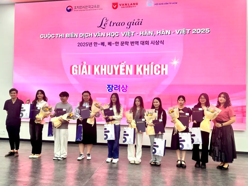 Nhà văn Huỳnh Trọng Khang (trái) cùng đại diện Ban tổ chức trao giải khuyến khích cho các thí sinh. Ảnh: HỒ SƠN Nhà văn Huỳnh Trọng Khang (trái) cùng đại diện Ban tổ chức trao giải khuyến khích cho các thí sinh. Ảnh: HỒ SƠN