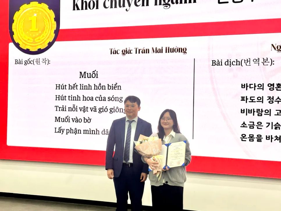 Ông An Hee Chul, Giám đốc Trung tâm Ngôn ngữ tiếng Hàn tại TPHCM, trao giấy chứng nhận giải nhất cho thí sinh Nguyễn Huỳnh Khánh Ngọc. Ảnh: HỒ SƠN Ông An Hee Chul, Giám đốc Trung tâm Ngôn ngữ tiếng Hàn tại TPHCM, trao giấy chứng nhận giải nhất cho thí sinh Nguyễn Huỳnh Khánh Ngọc. Ảnh: HỒ SƠN