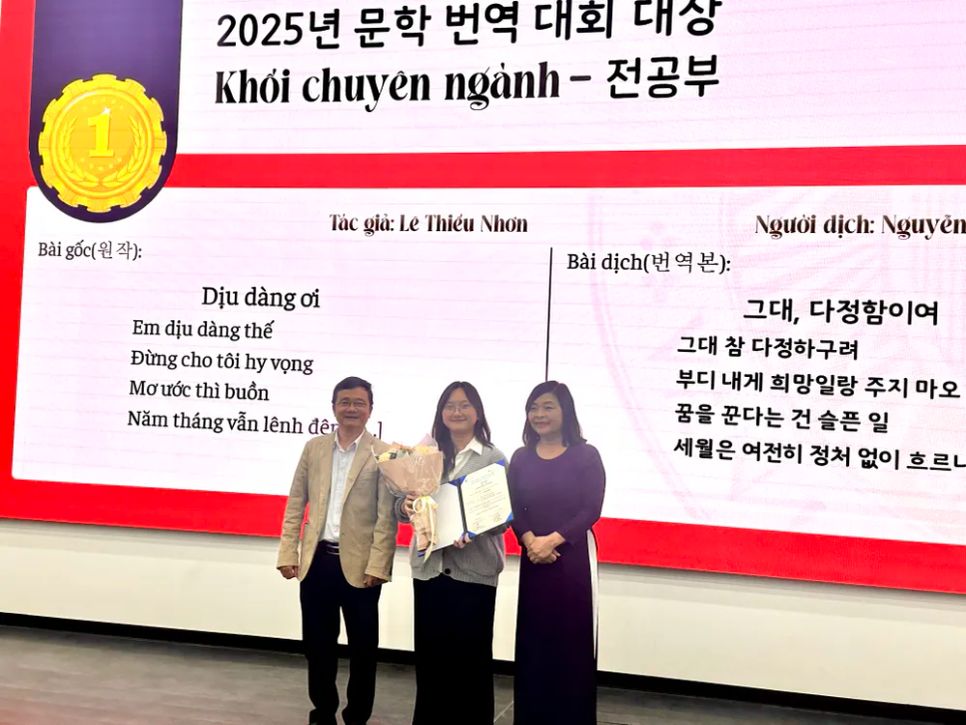 Sinh viên Nguyễn Huỳnh Khánh Ngọc chụp hình cùng nhà thơ Lê Thiếu Nhơn và nhà thơ Trần Mai Hường. Ảnh: HỒ SƠN Sinh viên Nguyễn Huỳnh Khánh Ngọc chụp hình cùng nhà thơ Lê Thiếu Nhơn và nhà thơ Trần Mai Hường. Ảnh: HỒ SƠN