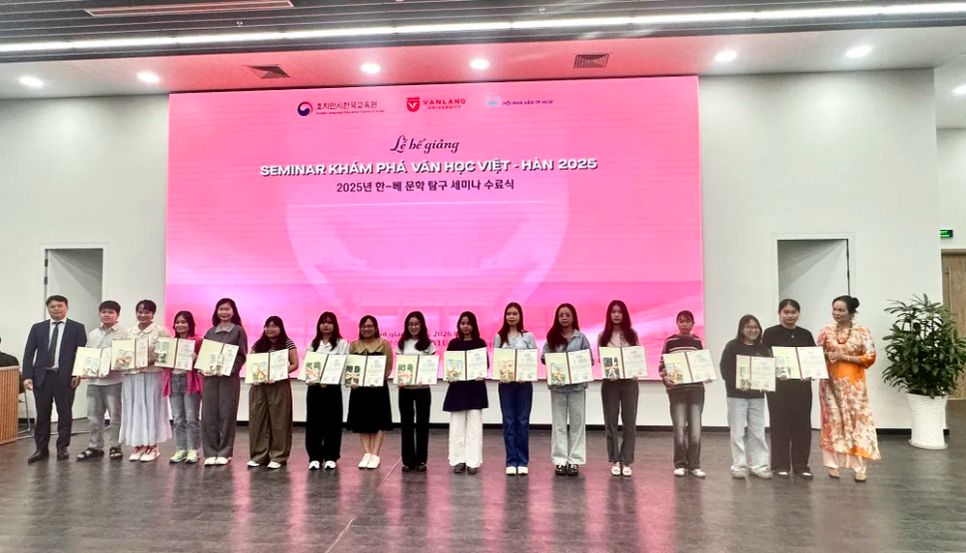 Trao giấy chứng nhận cho các học viên tham gia Seminar Khám phá văn học Việt-Hàn 2025. Ảnh: HỒ SƠN Trao giấy chứng nhận cho các học viên tham gia Seminar Khám phá văn học Việt-Hàn 2025. Ảnh: HỒ SƠN