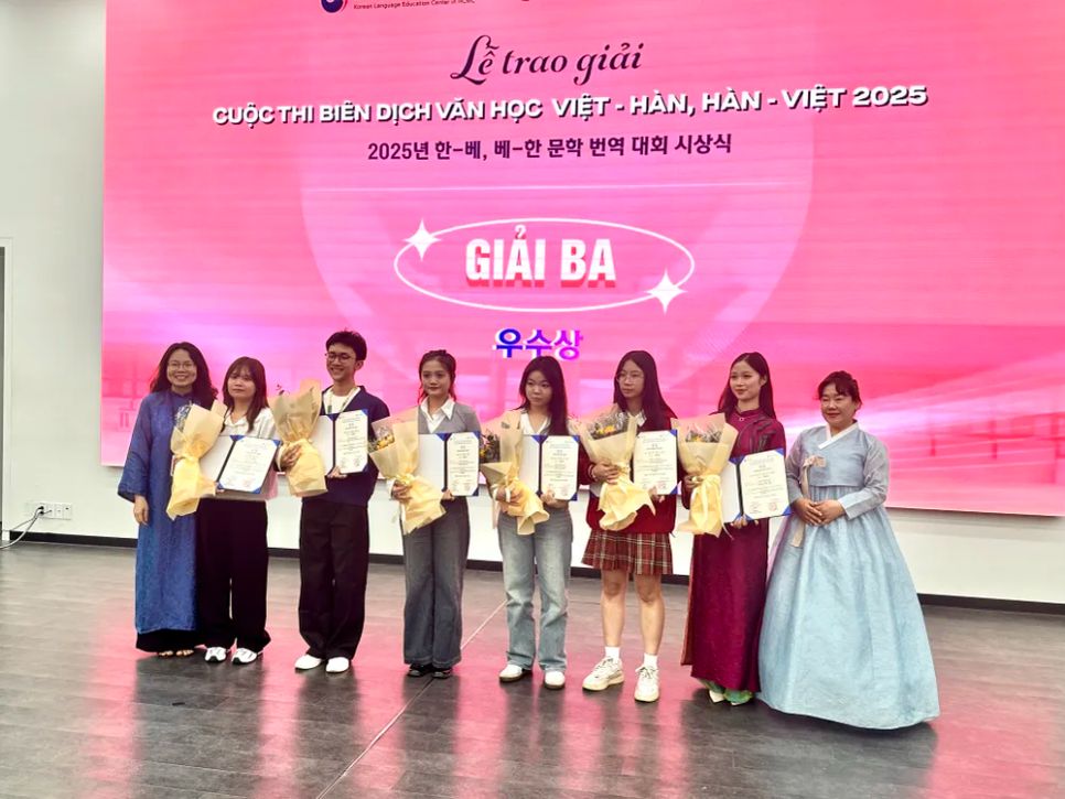 TS Nguyễn Thị Hiền cùng đại diện Ban tổ chức trao giấy chứng nhận cho các thí sinh đạt giải ba. Ảnh: HỒ SƠN TS Nguyễn Thị Hiền cùng đại diện Ban tổ chức trao giấy chứng nhận cho các thí sinh đạt giải ba. Ảnh: HỒ SƠN