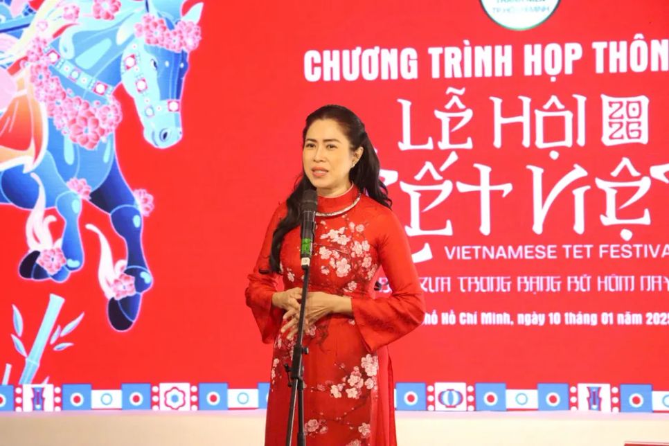 MC - ca sĩ Quỳnh Hoa thông tin về chương trình lễ hội