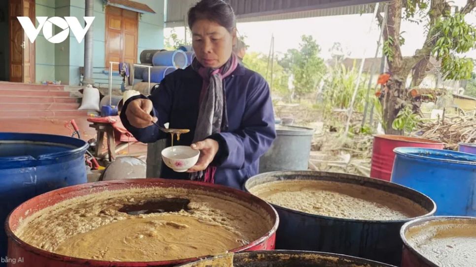 <p> Bí quyết tạo nên thương hiệu mật mía nằm ở kỹ thuật nấu thủ công và sự tận tâm của người thợ. Bà Tào Thị Cúc, Giám đốc HTX mật mía Thạch Sơn, người có thâm niên hơn 20 năm trong nghề, cho biết khâu thu hoạch và ép mía đóng vai trò quyết định. Mía sau khi đưa về phải được ép ngay và chỉ ép đủ số lượng nấu trong ngày để tránh nước mía bị chua.</p>