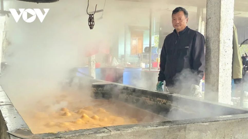 <p>Khoảnh khắc quan trọng nhất là khi nước mía bắt đầu sủi bọt trắng, mật dần cô đặc xuống đáy. Những người thợ nhanh tay vớt bọt, lọc qua lớp vải màn để cho ra dòng mật nâu sẫm, sánh mịn. “Mật ngon phải có màu nâu như cánh gián, mùi thơm nhẹ, vị ngọt dịu, không gắt cổ”, một thợ lành nghề chia sẻ.</p>