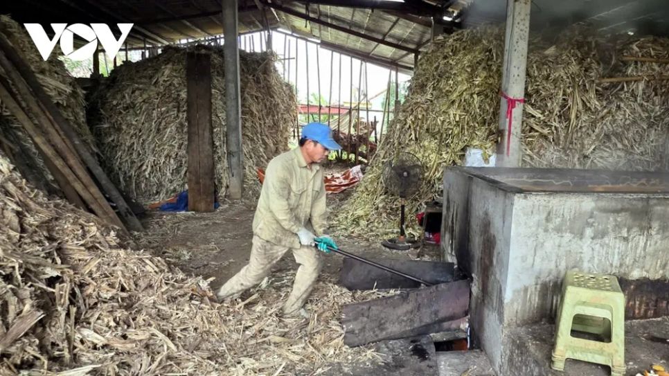 <p>Lửa được nhóm lên từ những thanh củi khô, hoặc bả mía đỏ rực dần trong bếp. Người nấu cẩn trọng canh bếp, giữ lửa vừa tay để nước mía sôi đều, lăn tăn từng đợt, không sôi trào, mở đầu cho hành trình cô đặc...</p>