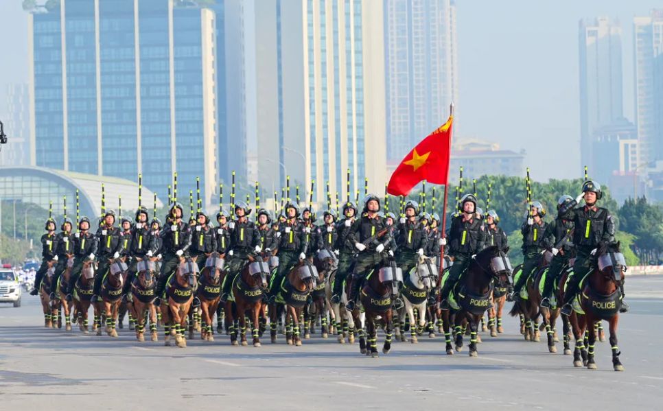 Cùng tham gia, có lực lượng cảnh sát cơ động kỵ binh