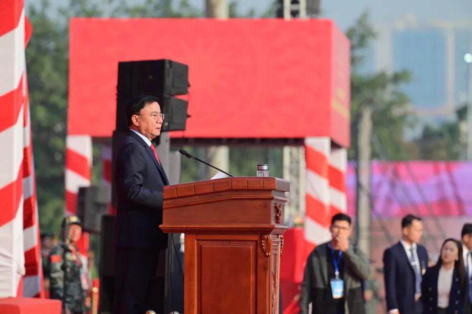 Đồng chí Trần Cẩm Tú phát biểu chỉ đạo tại lễ xuất quân. Thường trực Ban Bí thư yêu cầu các lực lượng không được chủ quan trong mọi tình huống, dù là nhỏ nhất để đảm bảo an toàn tuyệt đối cho sự kiện trọng đại của đất nước thời gian tới. Ảnh: ĐỖ TRUNG