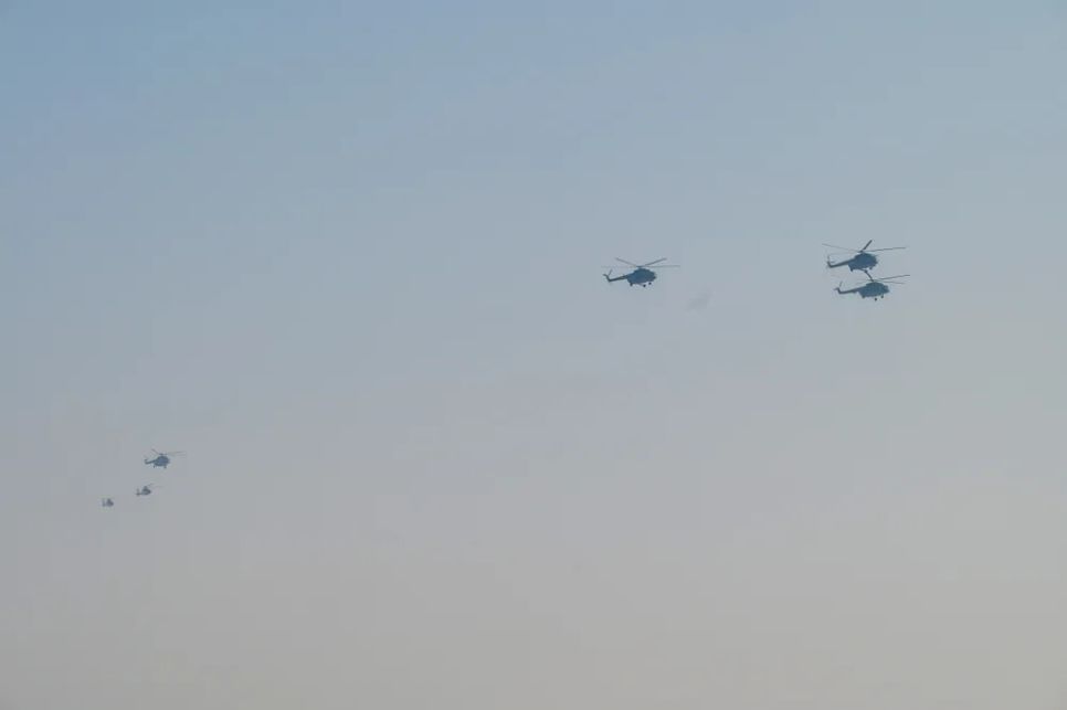 Máy bay trực thăng của Quân chủng Phòng không - Không quân (Bộ Quốc phòng) cùng tham gia lễ xuất quân