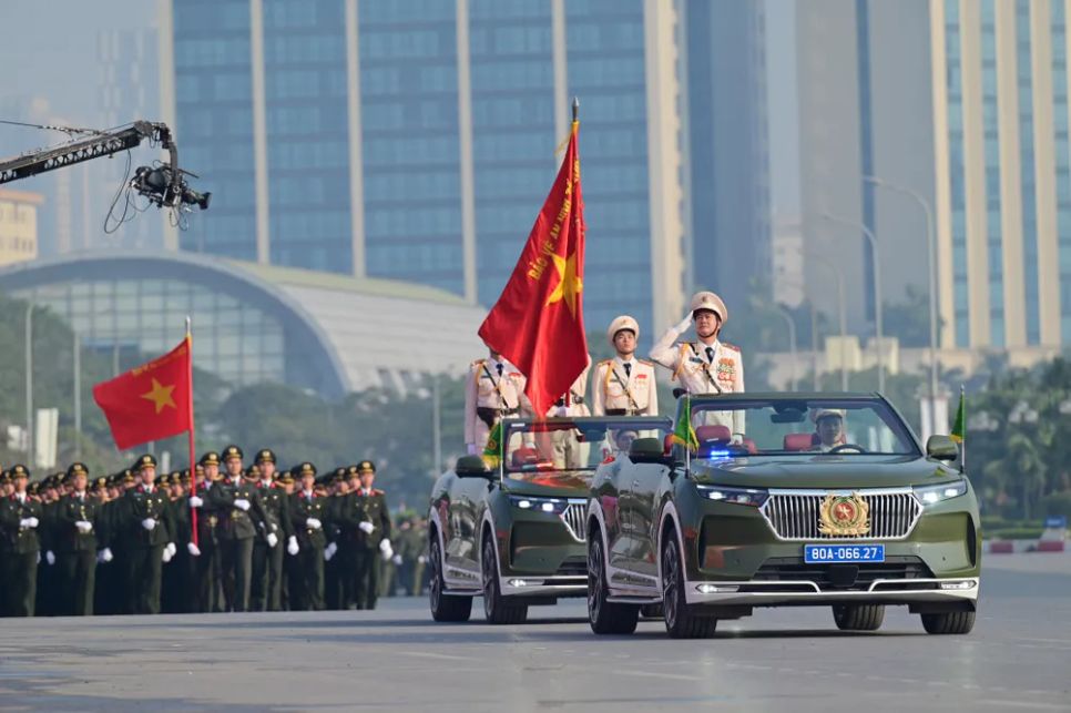 Sau khi lãnh đạo Bộ Công an phát động lễ xuất quân, các lực lượng công an nhân dân tham gia duyệt đội ngũ và diễu hành các phương tiện