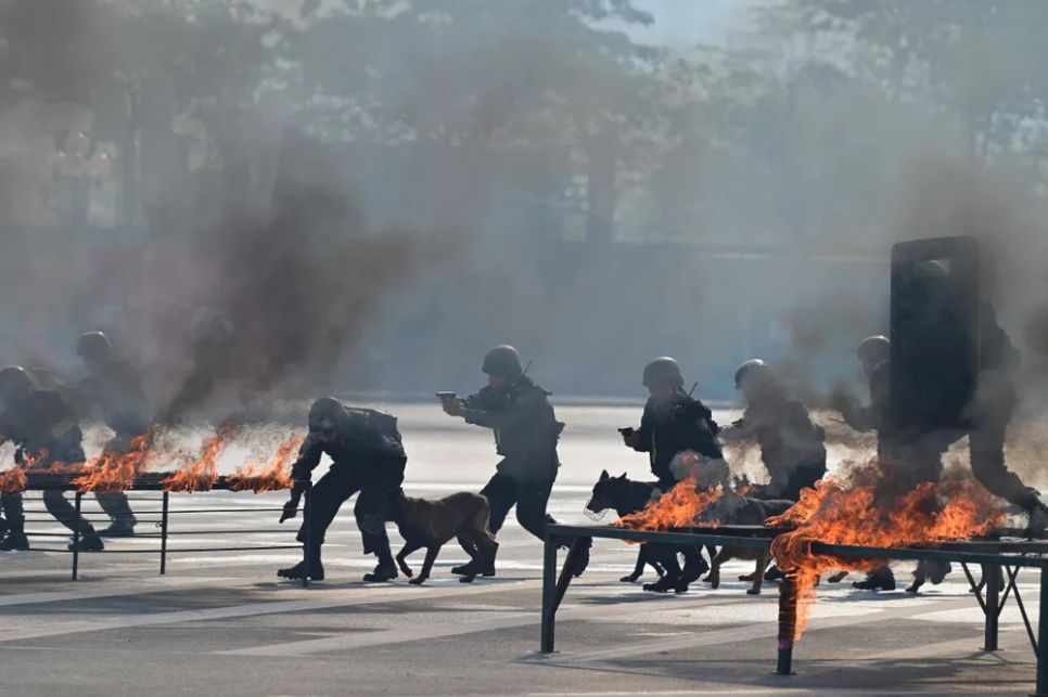 Tại lễ xuất quân, lực lượng cảnh sát cơ động, đặc nhiệm đã thực hiện tình huống giả định xử lý các đối tượng bạo động