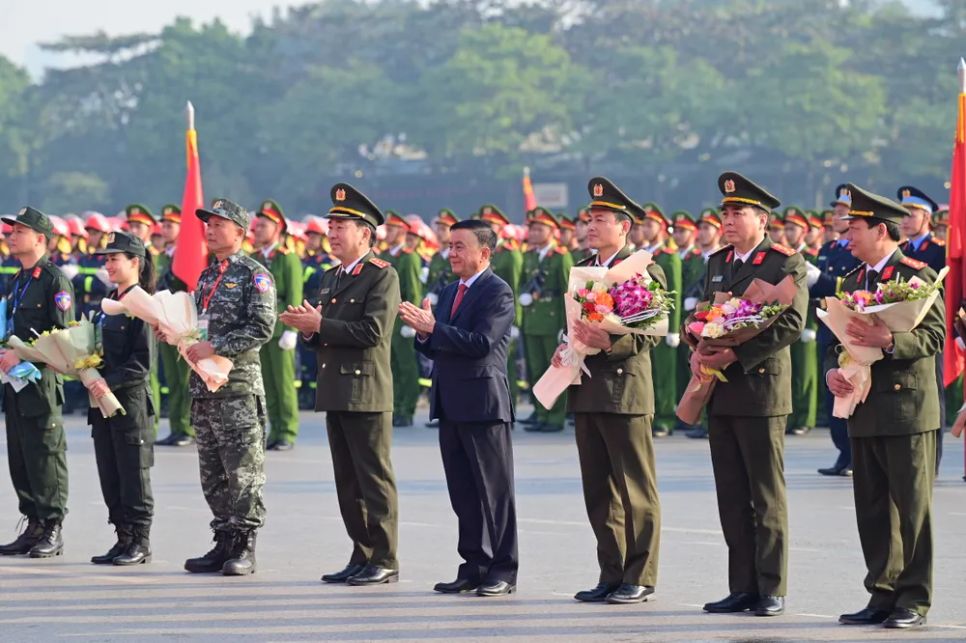 Thường trực Ban Bí thư Trần Cẩm Tú tặng hoa động viên các lực lượng tham gia buổi xuất quân