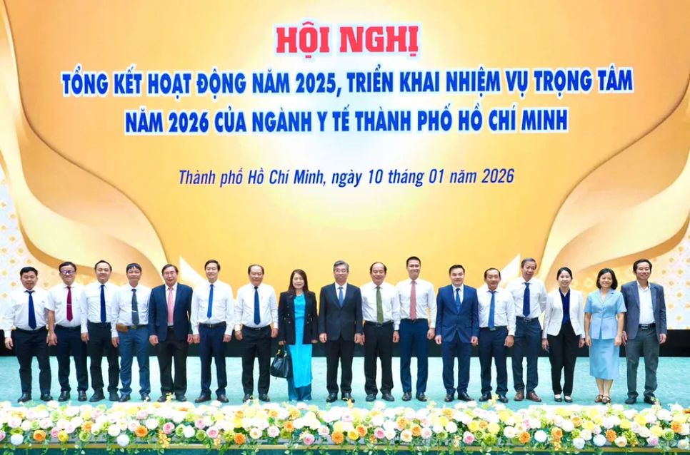 Đồng chí Nguyễn Phước Lộc chụp hình lưu niệm với các đại biểu Ảnh: HOÀNG HÙNG Đồng chí Nguyễn Phước Lộc chụp hình lưu niệm với các đại biểu Ảnh: HOÀNG HÙNG